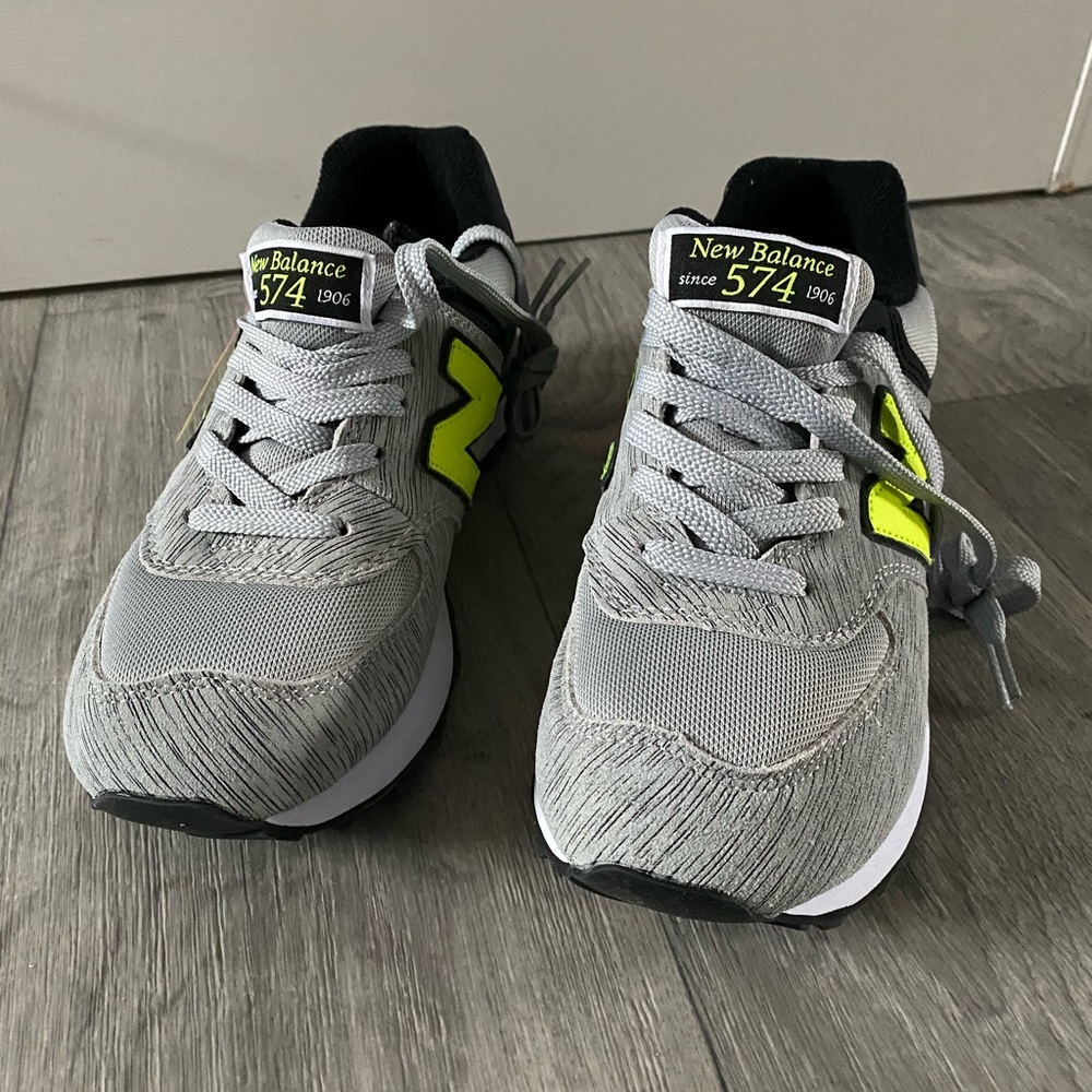 New with tags New Balance 574 sneakers!